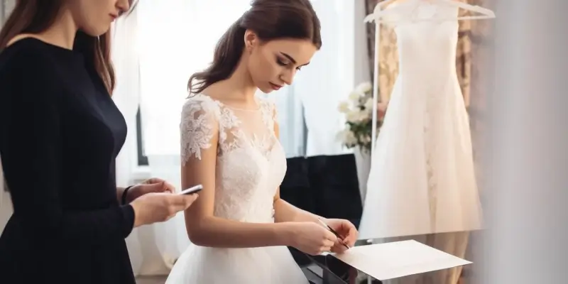 Jaki krawat do granatowego garnituru i białej koszuli na wesele?